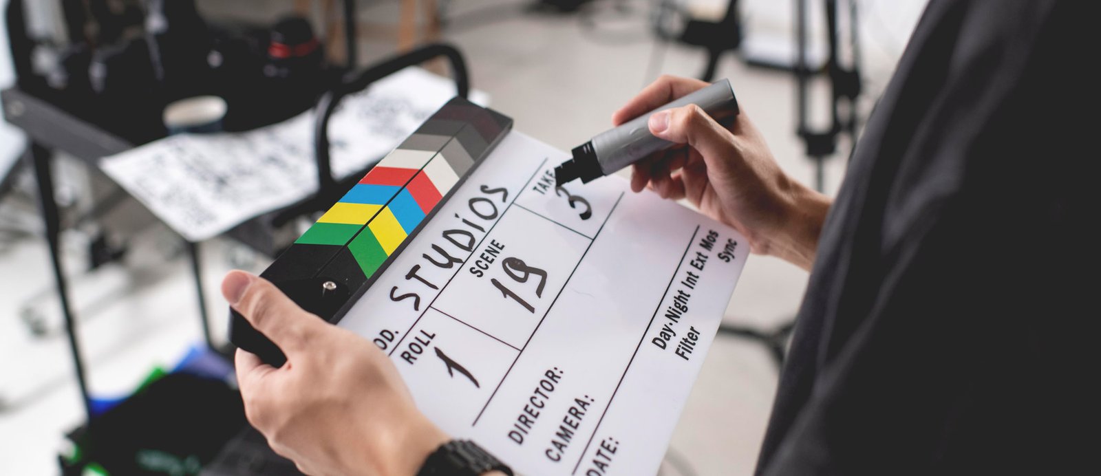 Detalle de una claqueta en un set de rodaje, representando las decisiones de producción y la importancia de definir por contrato el derecho de consulta o aprobación del autor.