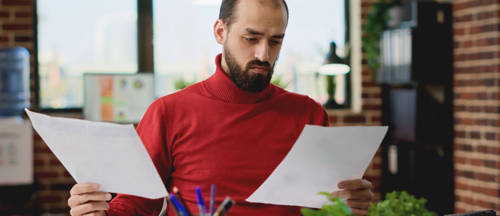 El certificado de imprenta es la prueba definitiva: compáralo con tu liquidación para descubrir si existe un stock oculto. Escritor realizando una auditoría casera comparando la liquidación de la editorial con el certificado de imprenta para detectar discrepancias.
