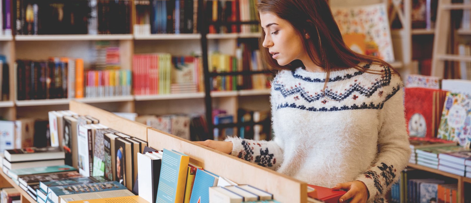 A la editorial no le interesa el libro que se ojea, sino el que se paga. Por eso miden las ventas en caja y no los envíos a tienda. Mujer en una librería física, donde el sistema TPV registra las ventas al consumidor que mide Nielsen BookScan.