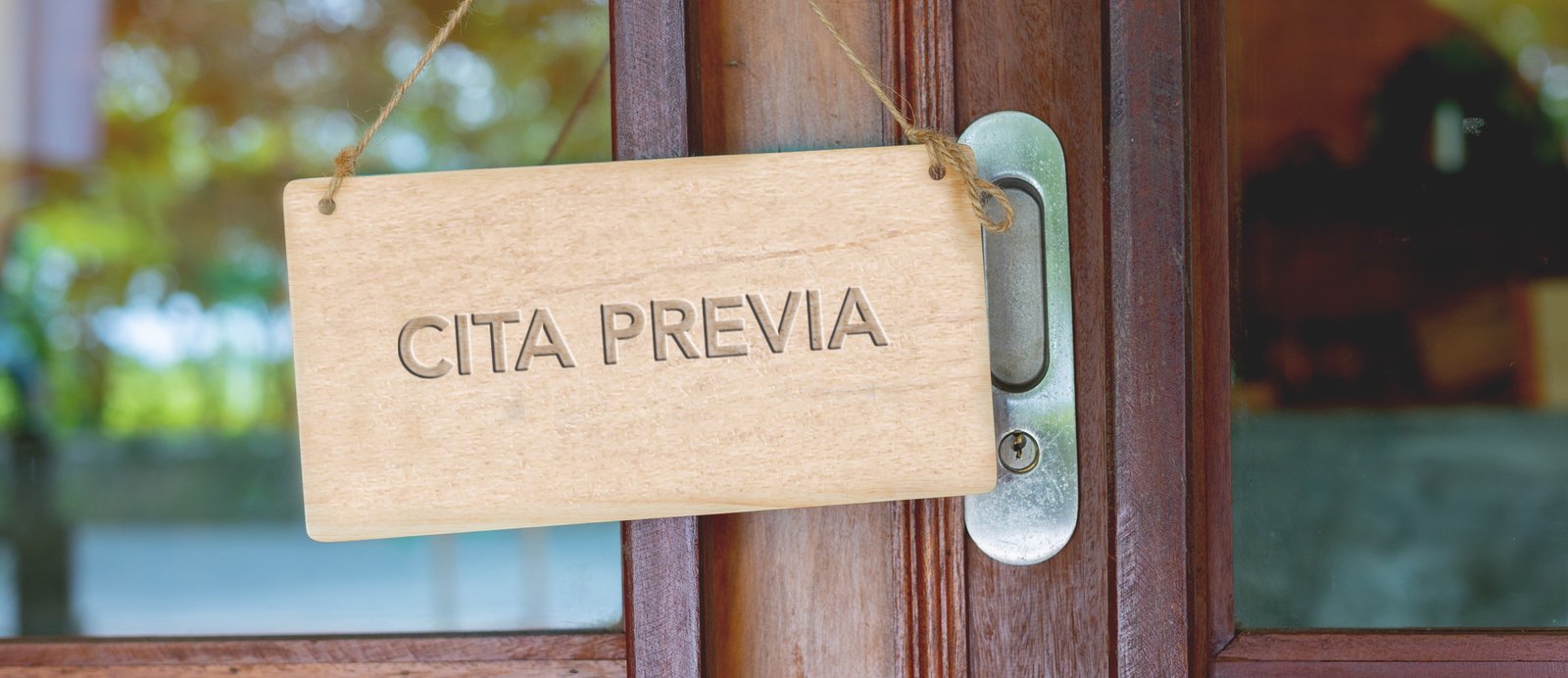 La expresión 'cita previa' es redundante, ya que el nombre cita ya implica el concepto de 'con anterioridad'