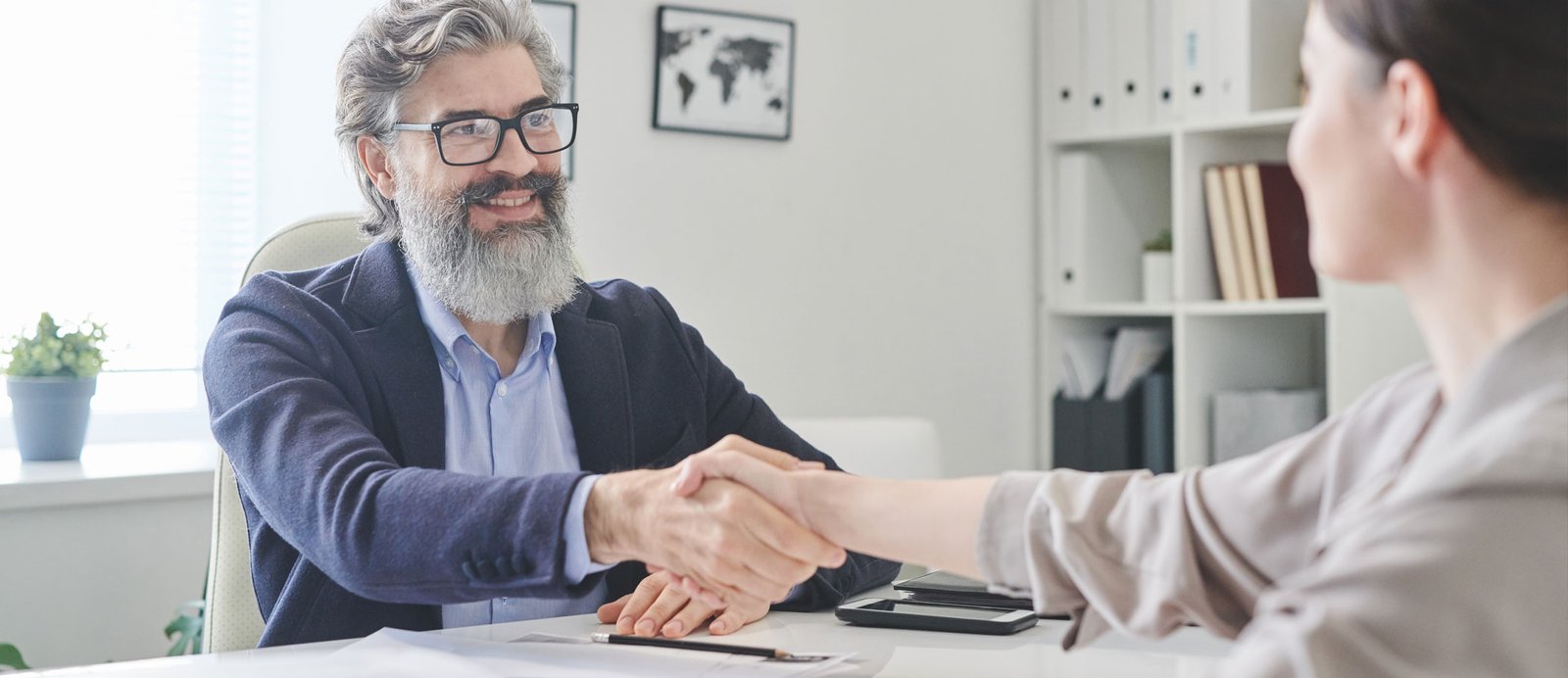 Huye de los contratos eternos: firma por periodos cortos prorrogables para mantener tu libertad. Agente literario y autor cierran un acuerdo de representación con una duración determinada de uno o dos años.