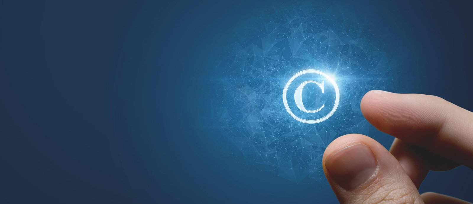 Mano con el símbolo de copyright ©, que se usa como una advertencia visual de que una obra está protegida.