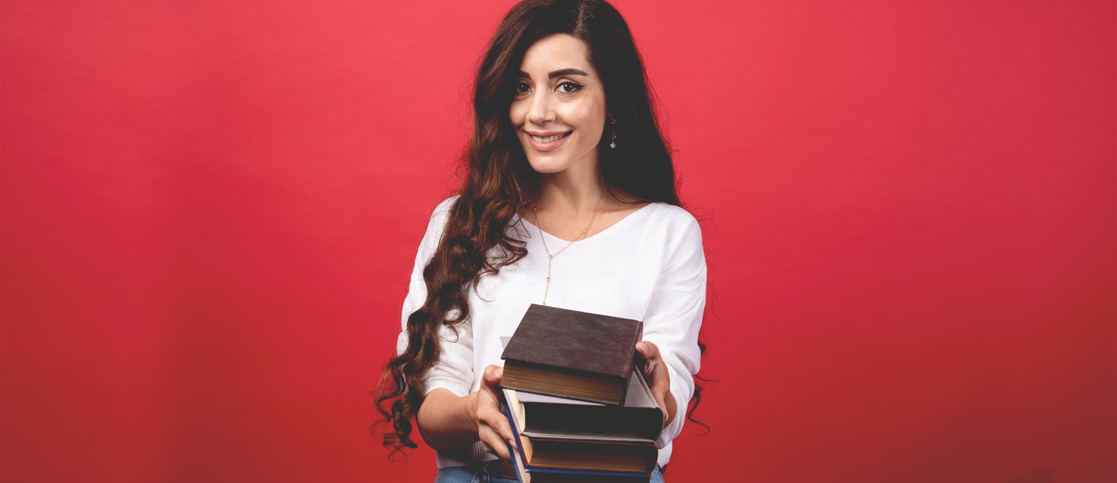 Una autora sosteniendo los ejemplares físicos de su libro, lista para realizar la entrega del depósito legal.