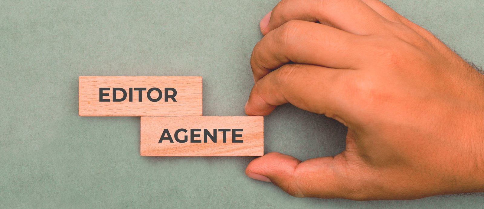 Una mano elige una pieza de madera con la palabra 