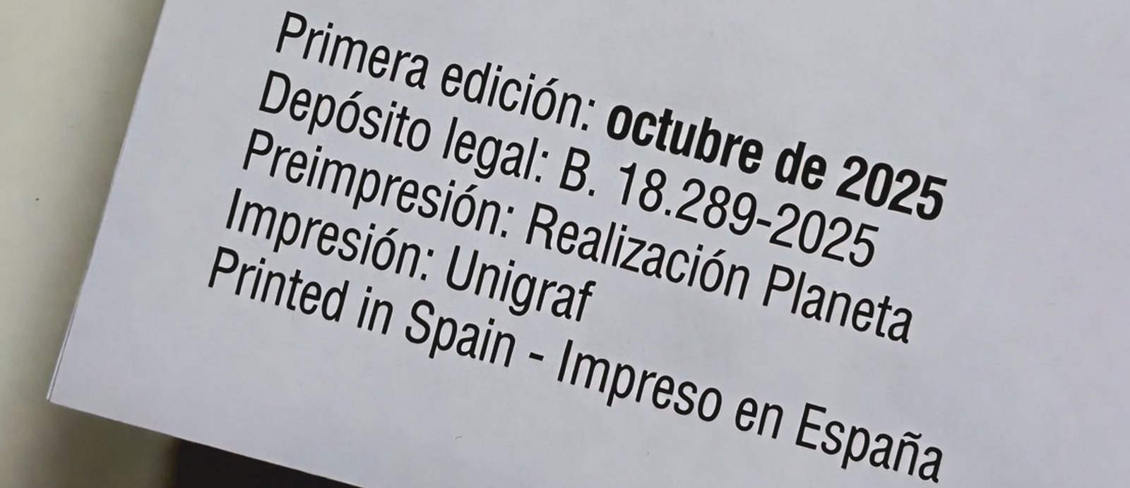 Página de créditos de un libro mostrando claramente dónde se ubica el número de Depósito Legal (DL) junto al ISBN y el copyright.