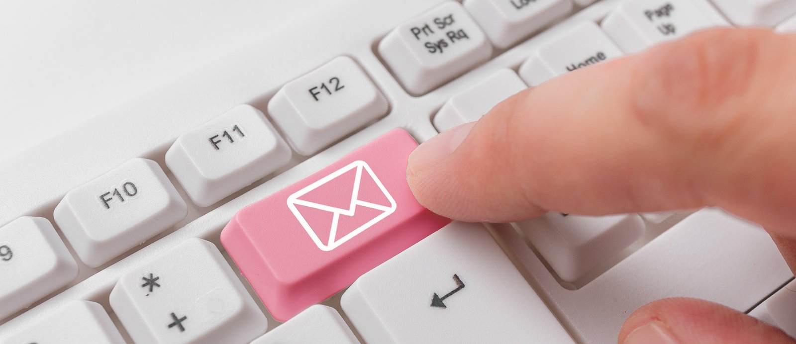 Una persona esperando el correo, simbolizando la paciencia del autor tras enviar su propuesta editorial.
