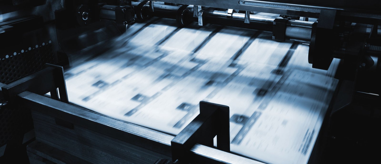 La impresión es solo el comienzo; sin una buena distribución y marketing, los libros no llegan al lector. Imagen de una máquina de impresión imprimiendo una tirada.