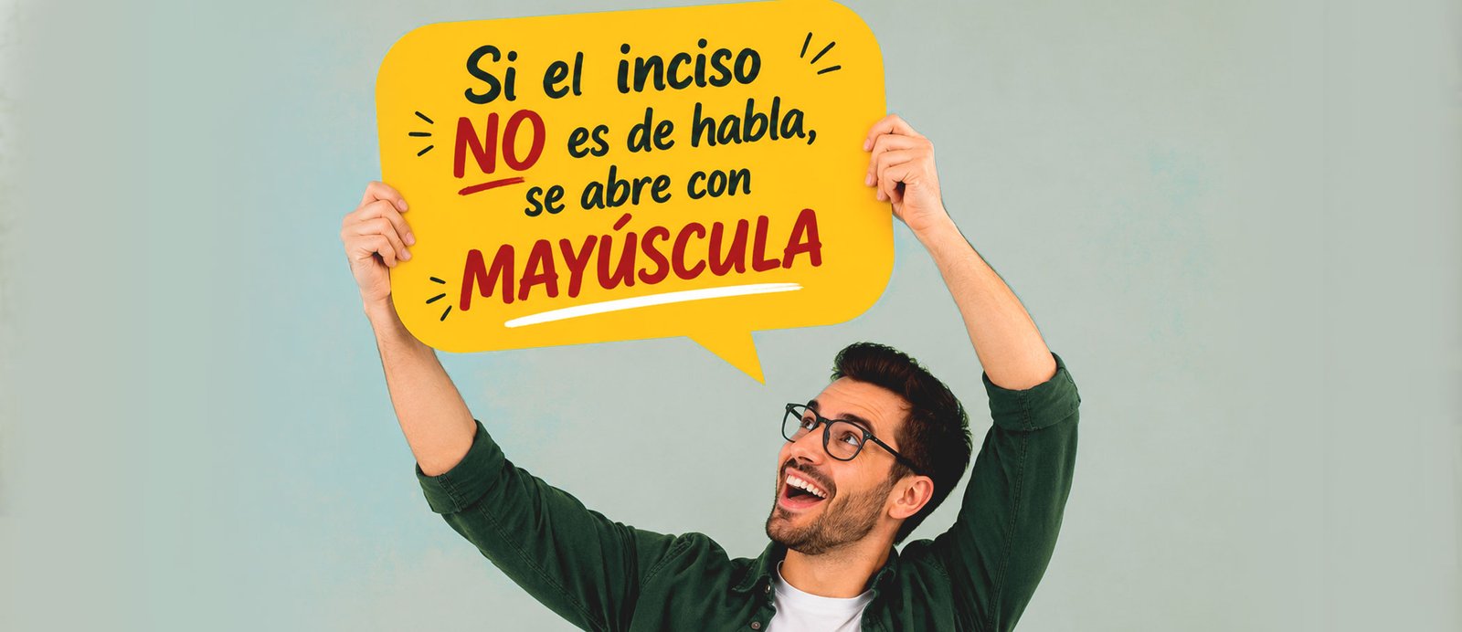¿Verbo de habla o de acción? Aprende cuándo usar mayúsculas en los incisos de tu novela. Un hombre joven con gafas sostiene en alto un cartel amarillo con la regla: