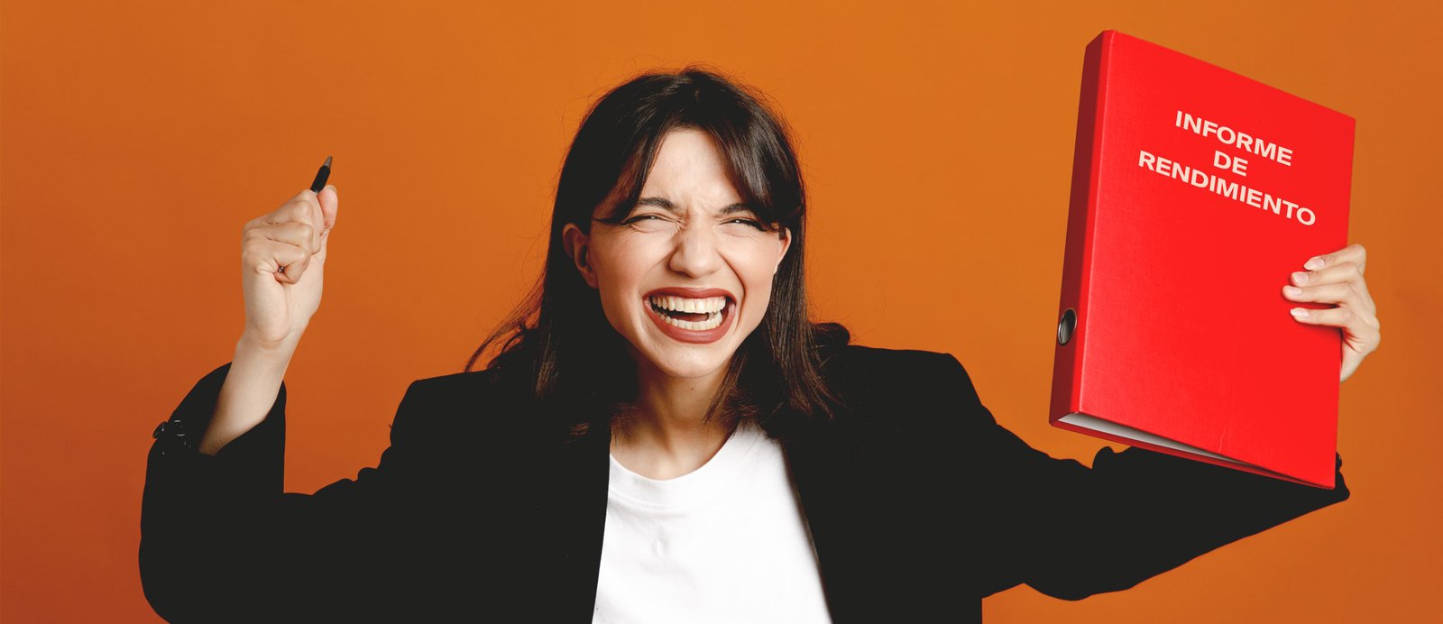 Autora celebrando su éxito con los brazos levantados, sosteniendo su 'Informe de Rentabilidad' listo para presentar a un agente literario.