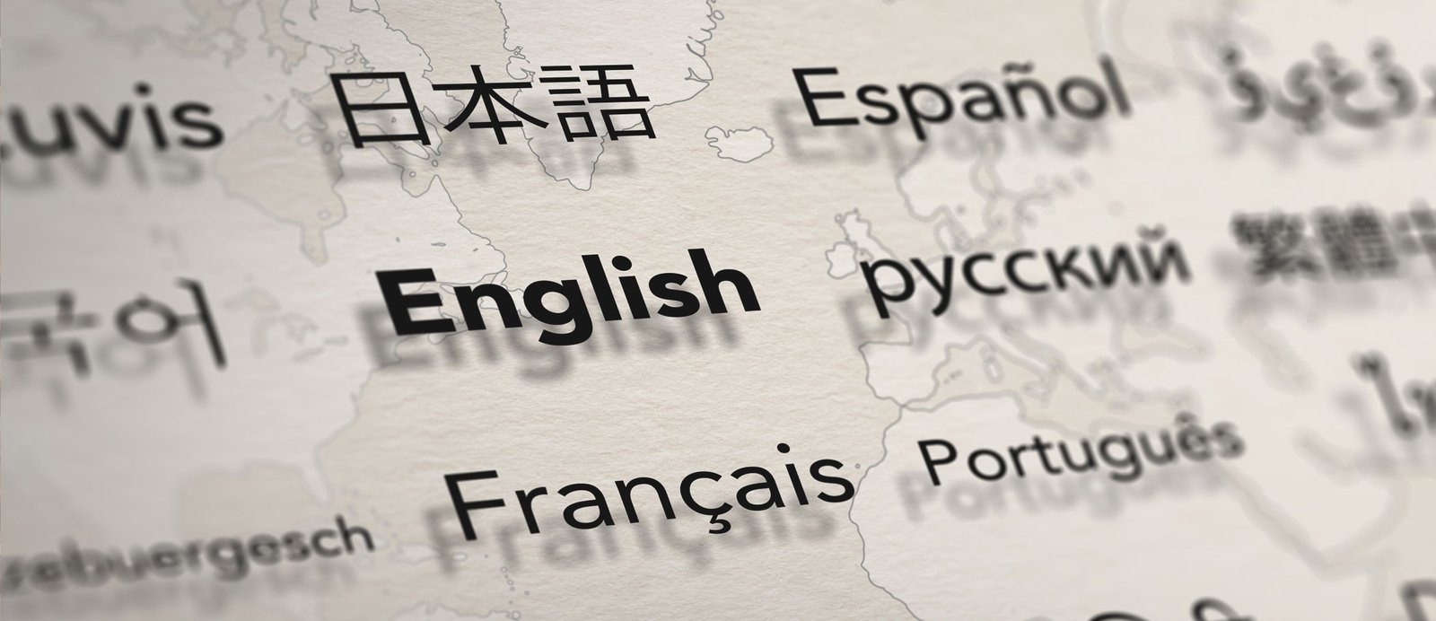 Mapa mundial con los nombres de distintos idiomas (español, english...) sobre los continentes, representando el alcance territorial y lingüístico en un contrato de edición.