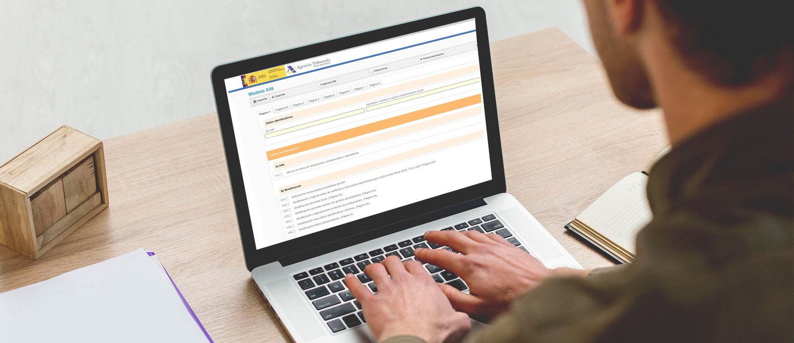 Este es el primer paso para ser un profesional: tu alta oficial en la Agencia Tributaria antes de ingresar un solo euro. Un hombre delante de su ordenador rellenando online el modelo 036 de alta censal en Hacienda.