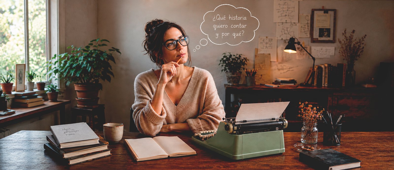 De la idea superficial a la obra con fondo: define tu propósito de autor.. Escritora en su escritorio frente a una máquina de escribir, reflexionando sobre su propósito narrativo con una burbuja de pensamiento que pregunta: