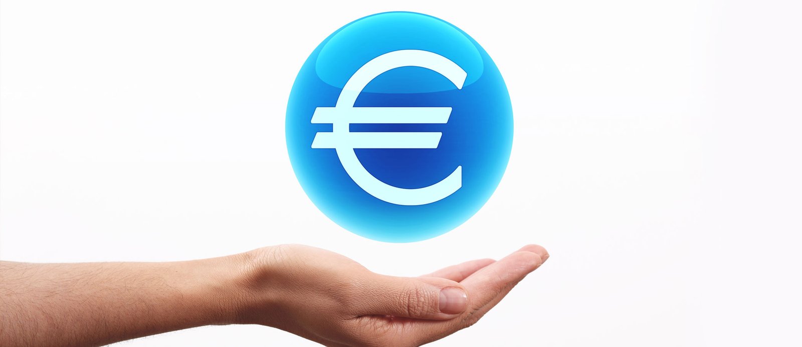 Mano sosteniendo un gráfico con el símbolo del euro, representando el cálculo de las regalías editoriales sobre la venta.