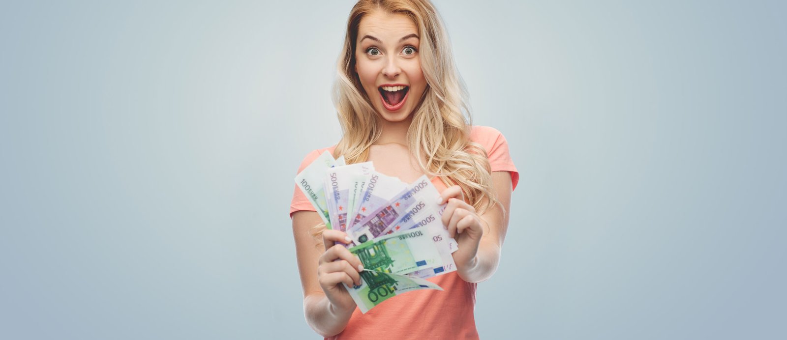Mujer con billetes de euros en la mano, después de haber cobrado sus royalties o regalías