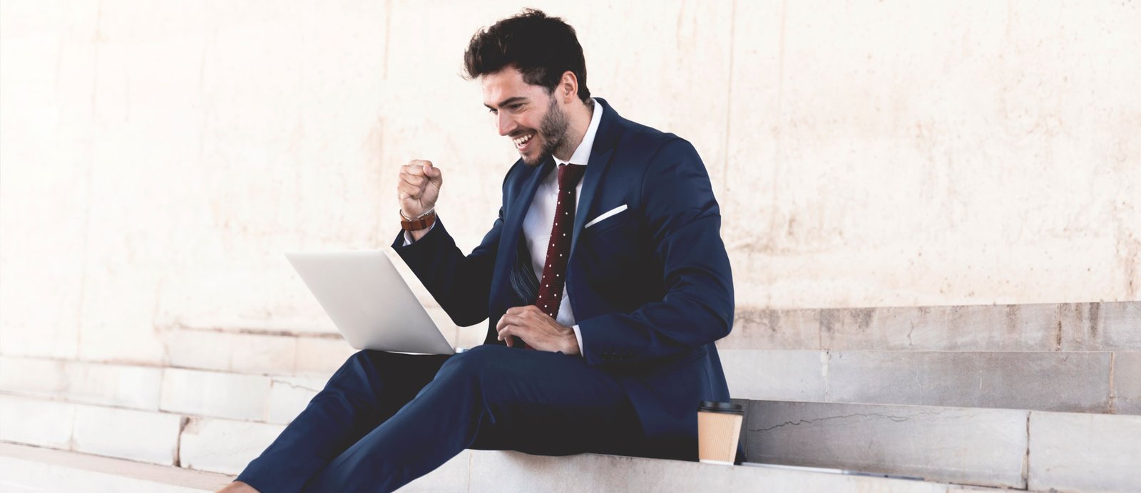 Scout literario celebra con éxito el descubrimiento de un nuevo talento en su ordenador portátil.