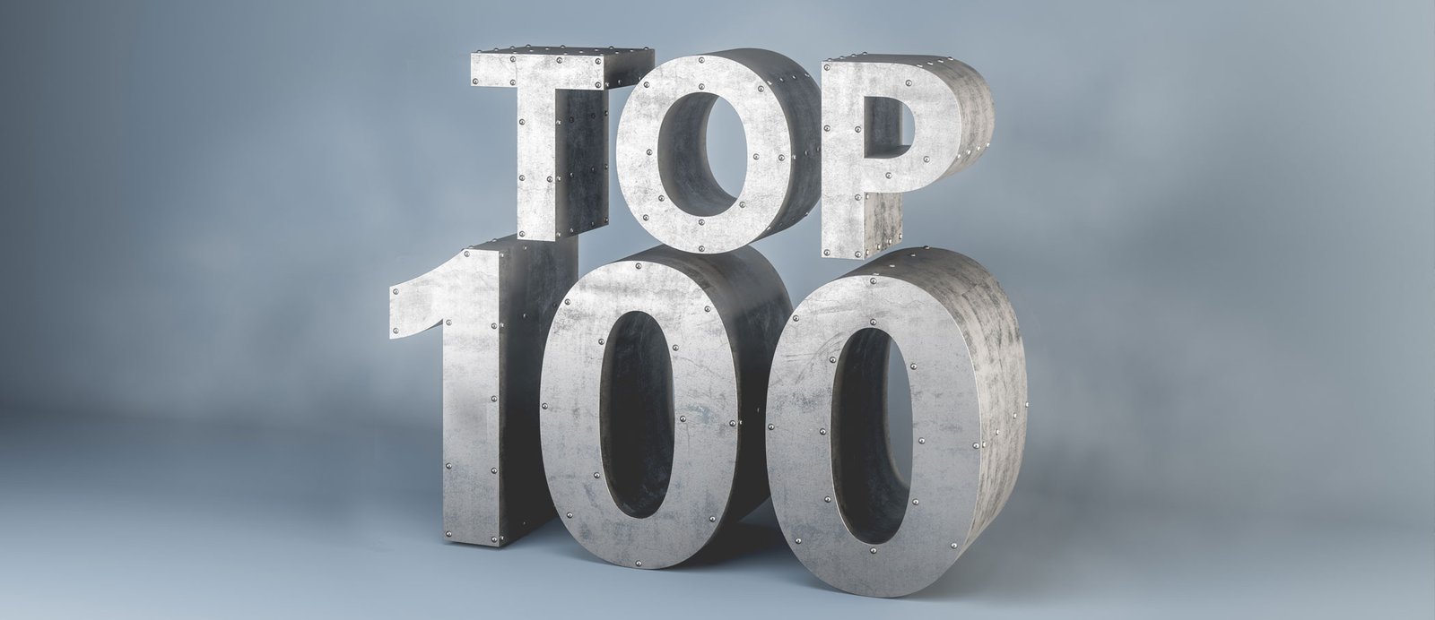 Letras de acero que forman la frase 'TOP 100', representando la lista de los más vendidos de Amazon KDP.